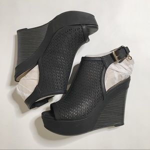 Guess GFSAYDIE wedges heels black sz 6.5